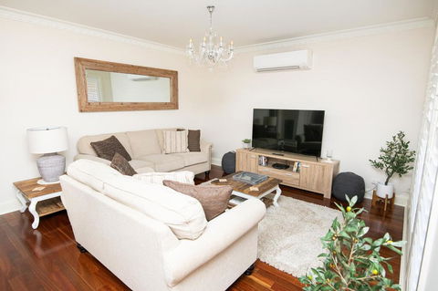 Roselawn Entertainer Large & Luxurious, Sleeps 12 - Darwin Holiday 0