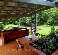 Runawaytomaleny - Darwin Holiday