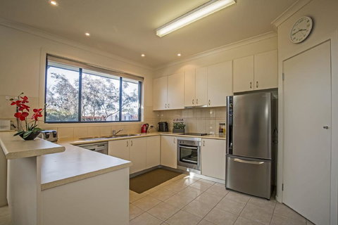 Sails On Chapel Cowes + WiFi - Darwin Holiday 3