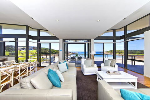 Sails On The Beachfront - Exclusive Seaside Home - Darwin Holiday 3