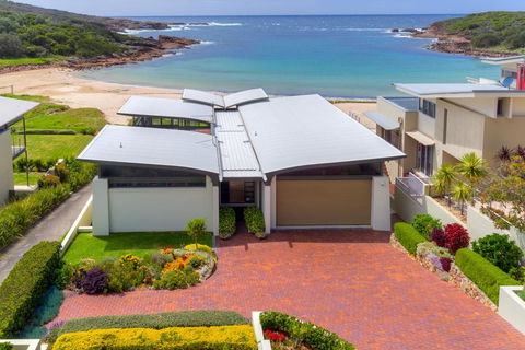 Sails On The Beachfront - Exclusive Seaside Home - Darwin Holiday 0