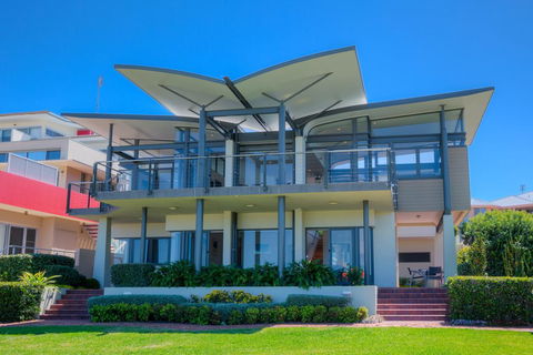 Sails On The Beachfront - Exclusive Seaside Home - Darwin Holiday 1