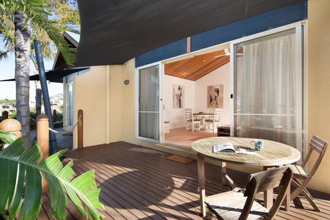SAILS TWO - INVERLOCH - Darwin Holiday 0