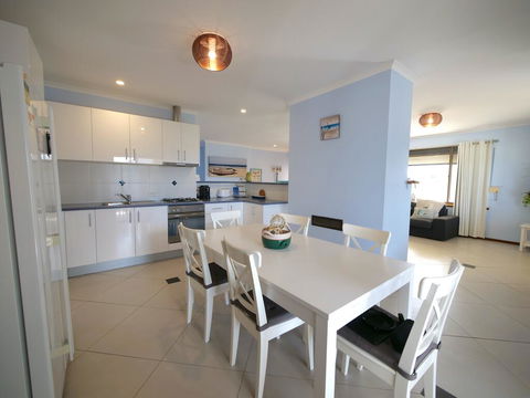 Salty Air Apartments Kingscote Kangaroo Island - Darwin Holiday 3