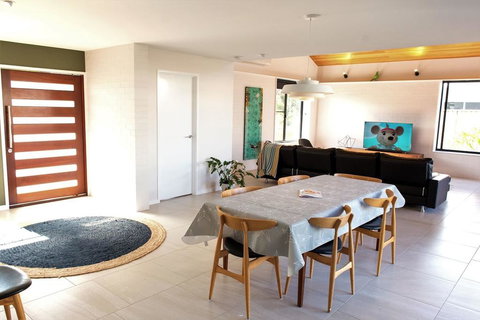 Salty Lark Beach House - Darwin Holiday 1