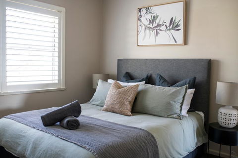 Sampson St, Large Stylish CBD Home, Sleeps 11 - Darwin Holiday 1