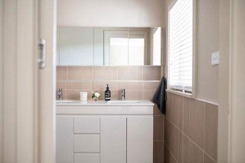 Sampson St, Large Stylish CBD Home, Sleeps 11 - Darwin Holiday 3