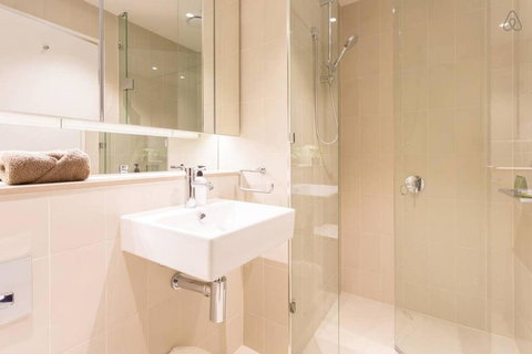 Scarlett - Docklands Delight Balcony, Gym & Pool - Darwin Holiday 3