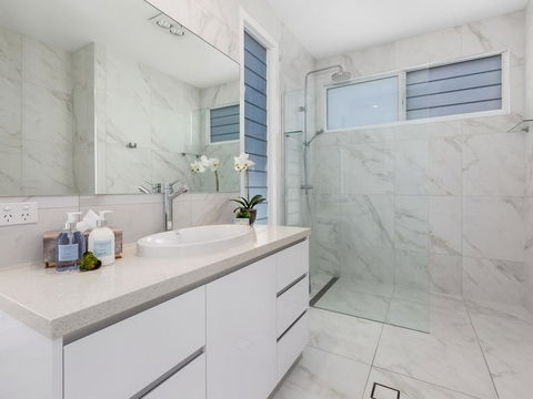 SEA SHELLS ON SEASIDE - Darwin Holiday 2