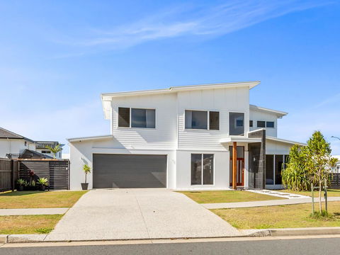 SEA SHELLS ON SEASIDE - Darwin Holiday 3