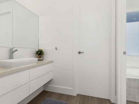 SEA SHELLS ON SEASIDE - Darwin Holiday 1