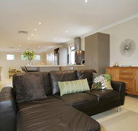 Seal 4 Bedroom House by Shoalwater Executive Homes - Darwin Holiday