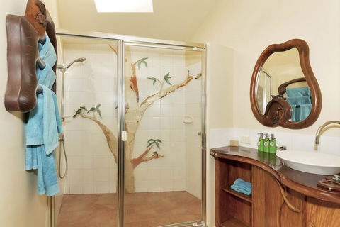 Secrets On The Lake - Darwin Holiday 0