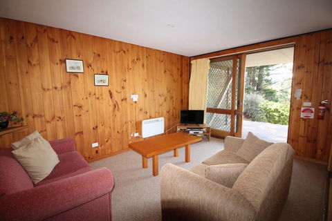 Seeblick 2 On Lake Jindabyne - Darwin Holiday 1