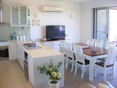 Shearwaters Apartment, Ocean Views - Darwin Holiday 1