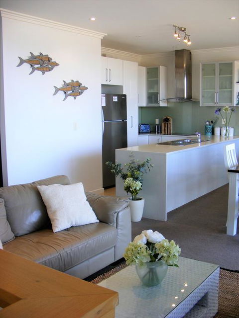 Shearwaters Apartment, Ocean Views - Darwin Holiday 3