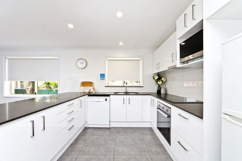 Shells On The Shore Holiday Accomm - Dolphins - Darwin Holiday 2