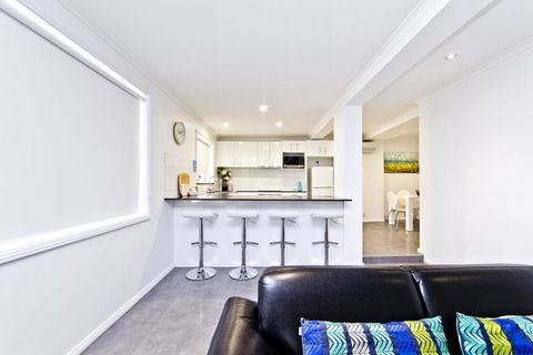 Shells On The Shore Holiday Accomm - Dolphins - Darwin Holiday 3