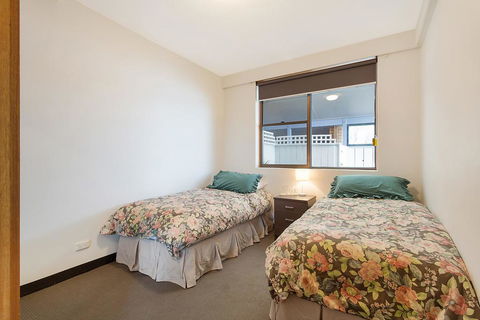 Sheridan Court On Wagonga - Darwin Holiday 1