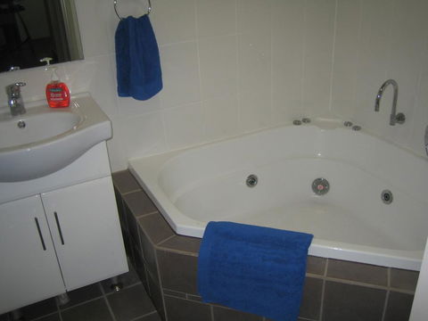 Showgrounds Cottage Naracoorte - Darwin Holiday 3