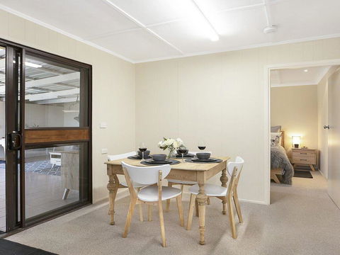 Silky Oak Cottage - Cosy With Country Views - Darwin Holiday 3