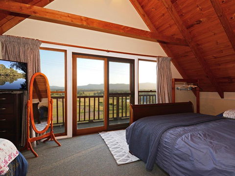 Silver Springs (4br) Cottage, With Wifi, Views, Olives And Space . Fireplace, Views, Olives And Space - Darwin Holiday 2