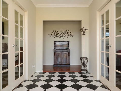 Silver Springs 6br Luxury Homestead With Wifi, Pool. Fireplace, Views, Olives And Space - Darwin Holiday 3