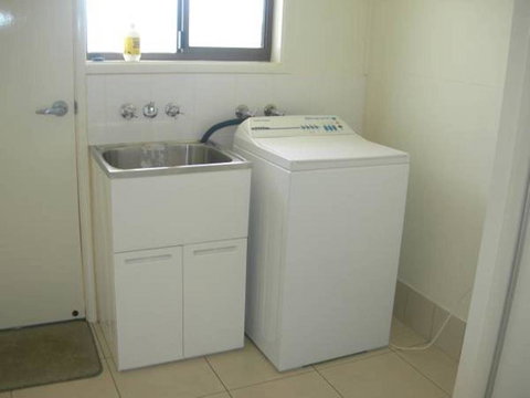 Sinclair - Rainbow Beach, Modern Beach House Close To Everything, Free Wi-Fi - Darwin Holiday 1