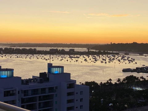 SKY GARDENS SUNSET RIVER VIEW NETFLIX WINE PARKING - Darwin Holiday 1