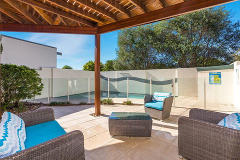 Slipstream By The Sea - Darwin Holiday 0