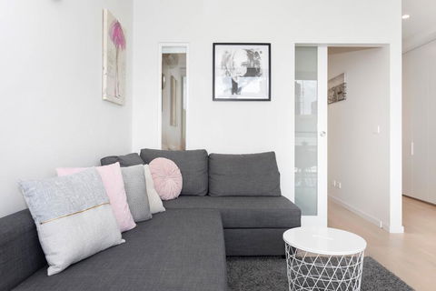 South Yarra City View Apartment With Car Park, Amazon Alexa, Spotify, Netflix, And WiFi - Darwin Holiday 3