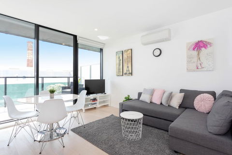 South Yarra City View Apartment With Car Park, Amazon Alexa, Spotify, Netflix, And WiFi - Darwin Holiday 1