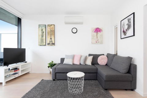 South Yarra City View Apartment With Car Park, Amazon Alexa, Spotify, Netflix, And WiFi - Darwin Holiday 2