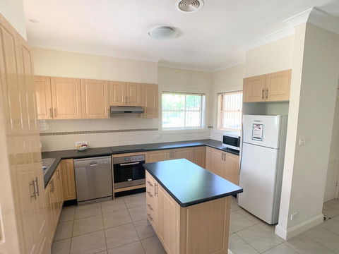 Spacious 2 Bed, 2 Bath Villa - Central Location - Quiet - Darwin Holiday 1