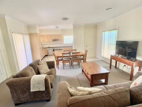 Spacious 2 Bed, 2 Bath Villa - Central Location - Quiet - Darwin Holiday 0