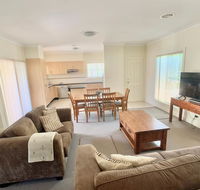 Spacious 2 Bed 2 Bath Villa - Central Location - Quiet - Darwin Holiday