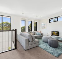 Spacious 4-Bed House with Parking and Backyard - Darwin Holiday