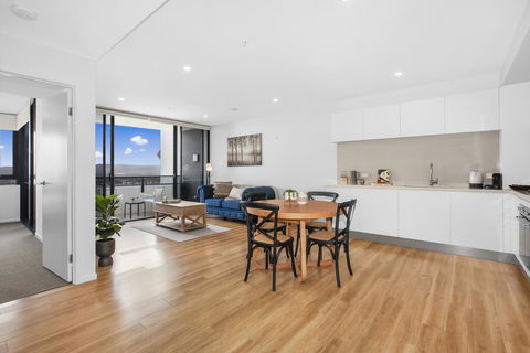 Spacious And Artfully Designed Apartment In Surfers - Darwin Holiday 2