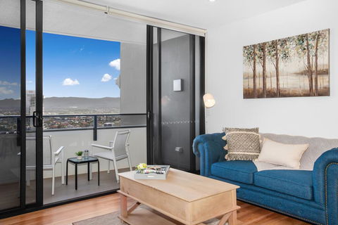 Spacious And Artfully Designed Apartment In Surfers - Darwin Holiday 3