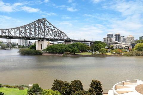 Spacious Executive 3 Bedroom - Brisbane CBD - Views - Pool - WIFI - Free Parking - Darwin Holiday 0