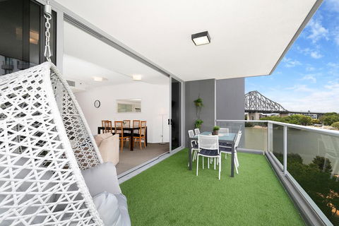 Spacious Executive 3 Bedroom - Brisbane CBD - Views - Pool - WIFI - Free Parking - Darwin Holiday 1