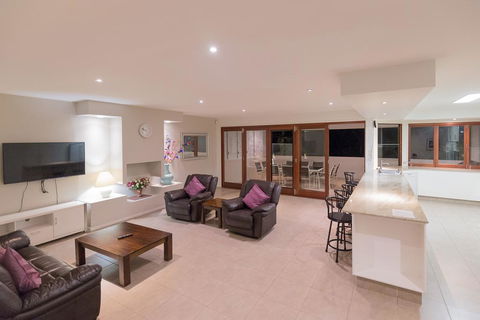 Spacious House In Heart Of Surfers Paradise - Darwin Holiday 3