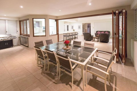 Spacious House In Heart Of Surfers Paradise - Darwin Holiday 1