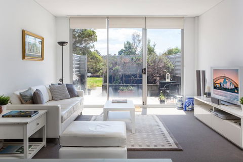 Spacious Modern Apartment In Sydney's North Shore - Darwin Holiday 0