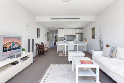 Spacious Modern Apartment In Sydney's North Shore - Darwin Holiday 1