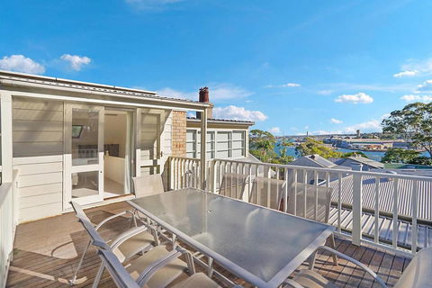 Spacious Victorian With Harbour View Terrace - Darwin Holiday 3
