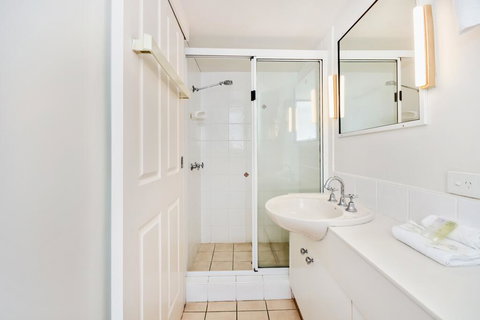 SPIN13- ESCAPE TO MOOLOOLABA - Darwin Holiday 3