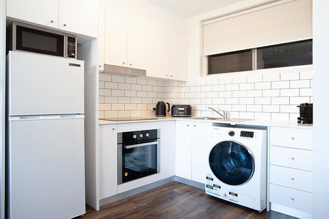 Sprawling City Views And Balcony In Cosy Apartment - Darwin Holiday 3