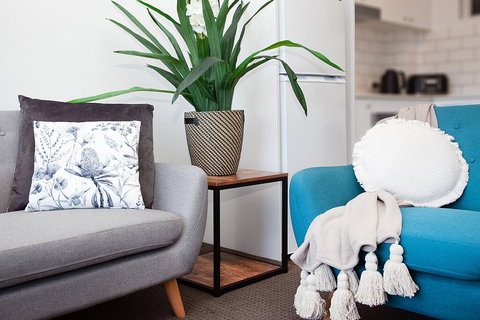 Sprawling City Views And Balcony In Cosy Apartment - Darwin Holiday 1