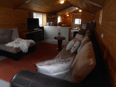 Springmead Rustic Cabin - Darwin Holiday 3